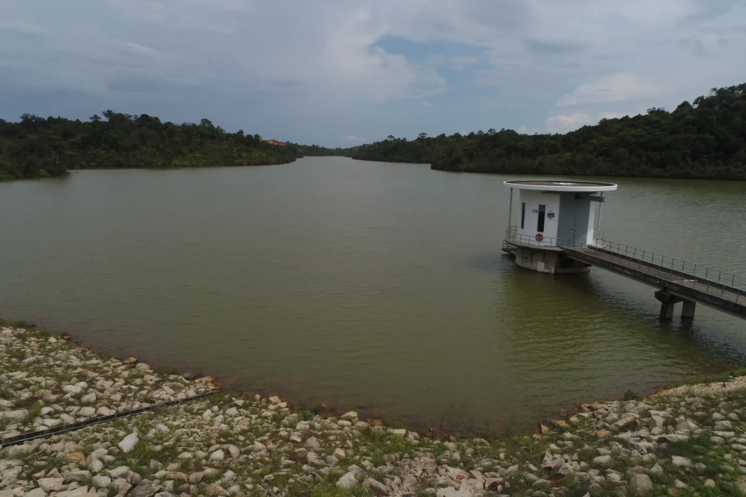Dam-Nongsa-dilihat-dari-posisi-yang-lebih-dekat-scaled.webp