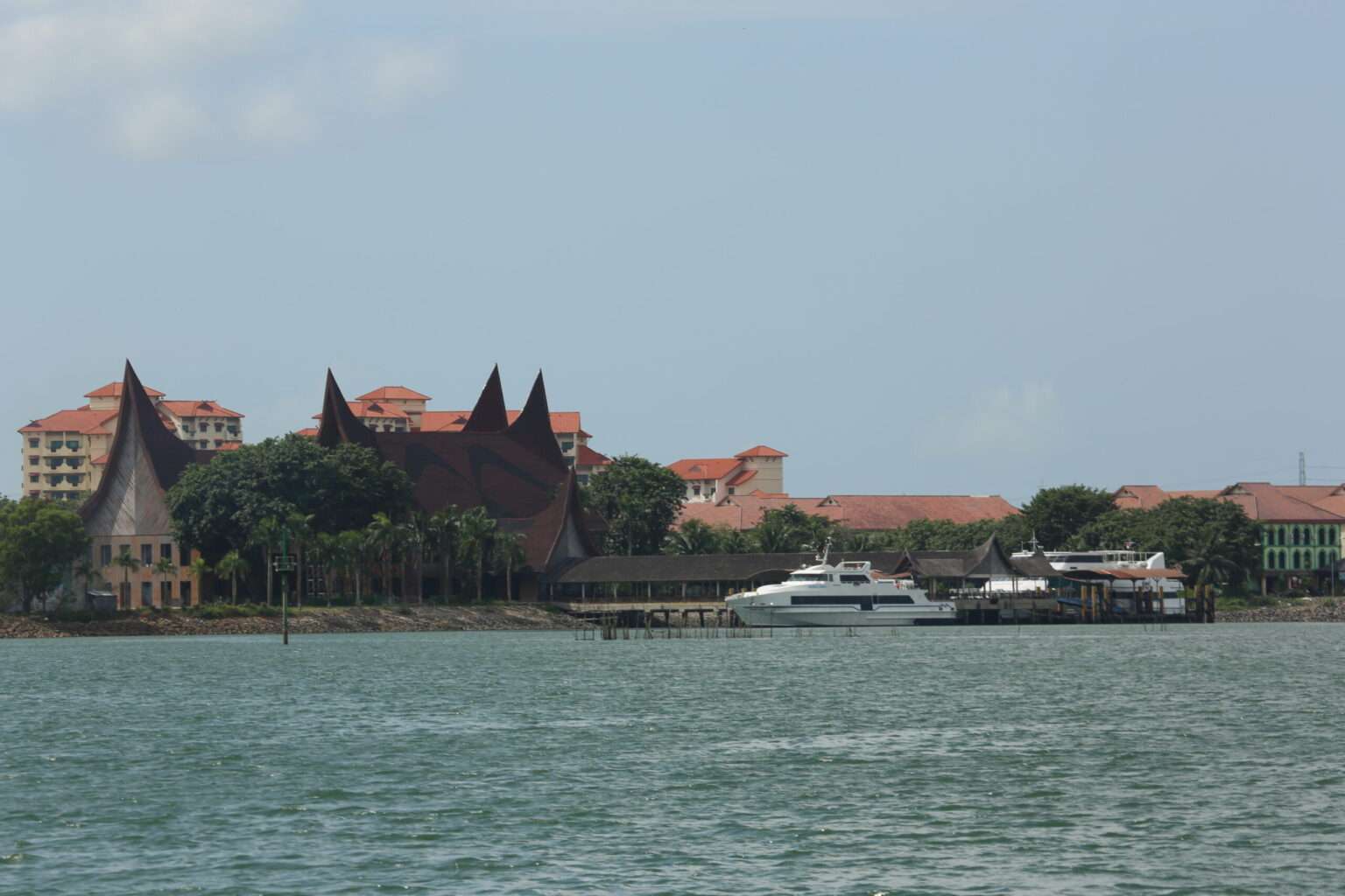 Pelabuhan Teluk Senimba dari Jauh